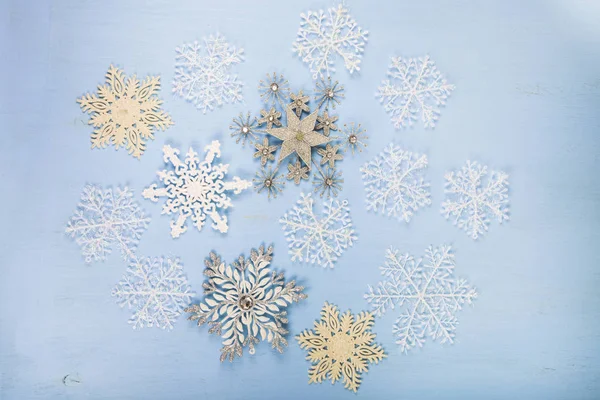 Silberne dekorative Schneeflocken auf blauem Holzgrund. Christi Geburt — Stockfoto