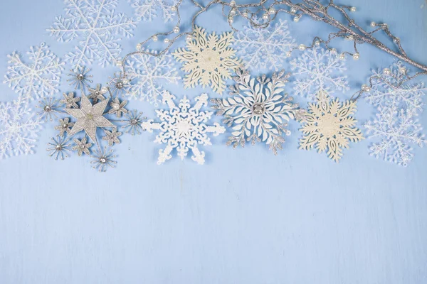Ασημί διακοσμητικές νιφάδες χιονιού πάνω σε μπλε φόντο ξύλινη. Ο Χριστός — Φωτογραφία Αρχείου