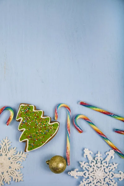 Mézeskalács és a cukorkát pálcák fa kék háttérrel. Karácso — Stock Fotó