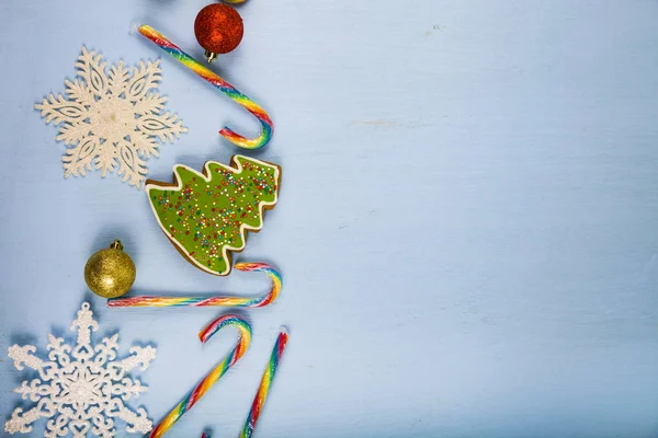 Perník a cukroví hole na modrém pozadí dřevěná. Vánoce — Stock fotografie