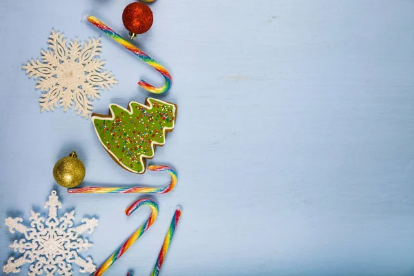 Piernik i cukierki laski na niebieskim tle drewnianych. Christm — Zdjęcie stockowe