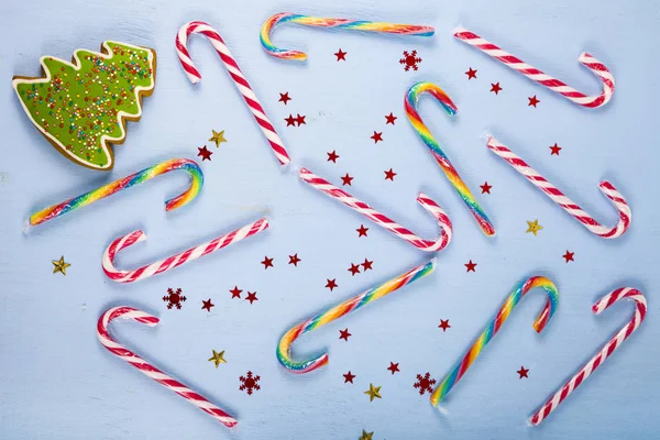 Pan de jengibre y bastones de caramelo sobre fondo de madera. Navidad s — Foto de Stock