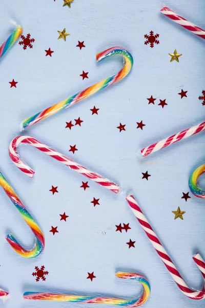 Pão de gengibre e bengalas doces em um fundo de madeira. Natal s — Fotografia de Stock