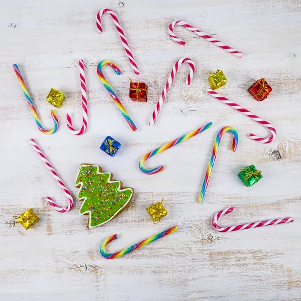 Lebkuchen und Zuckerstangen auf einem hölzernen Hintergrund. Weihnachten — Stockfoto
