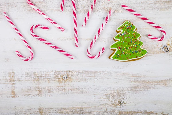 木製の背景にジンジャーブレッドやキャンディー杖。クリスマス s — ストック写真