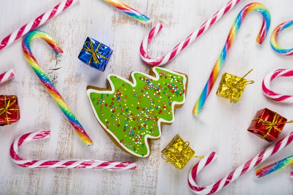 Pan de jengibre y bastones de caramelo sobre fondo de madera. Navidad s — Foto de Stock