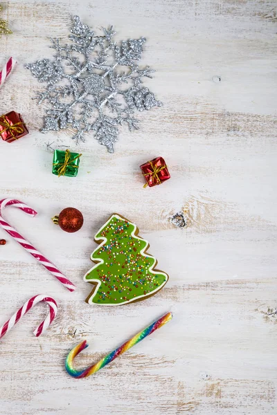 Decoración navideña sobre una mesa de madera. Copos de nieve, regalos, cand — Foto de Stock