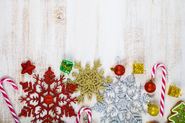 Різдвяна прикраса на дерев'яному столі. Сніжинки, подарунки, свічки — стокове фото