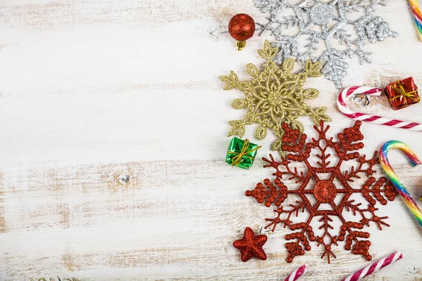 Decorazione di Natale su un tavolo di legno. Fiocchi di neve, regali, cand — Foto Stock