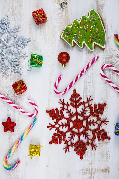 Рождественское украшение на деревянном столе. Снежинки, подарки, консервы — стоковое фото