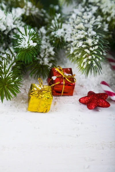 Weihnachtsdekoration, Geschenke und Tannenzweige auf einem Holztisch. — Stockfoto