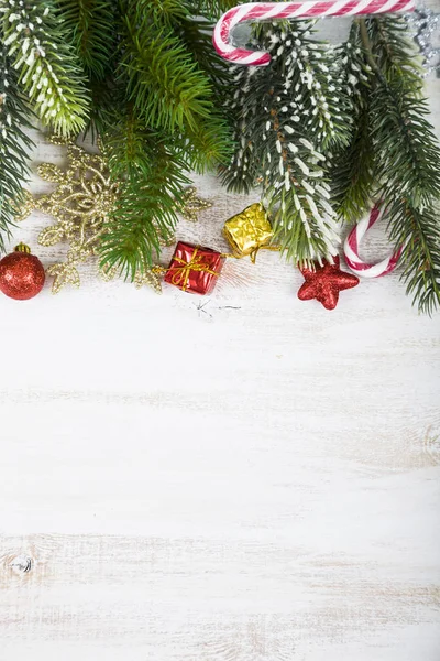 Decoraciones navideñas, regalos y ramas de abeto en una mesa de madera . —  Fotos de Stock