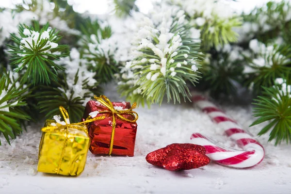 Christmas decorations, gifts and fir branches on a wooden table. — Stock Photo, Image