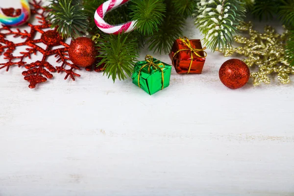 크리스마스 장식, 선물 및 전나무 가지 나무 테이블에. — 스톡 사진