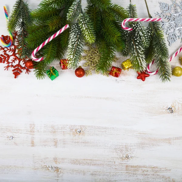 Decorações de Natal, presentes e ramos de abeto em uma mesa de madeira . — Fotografia de Stock