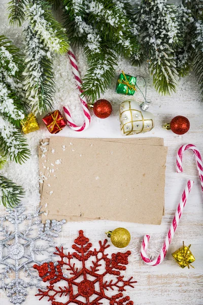 Karácsonyi dekoráció és a régi könyv barna fából készült asztal. Snowfl — Stock Fotó