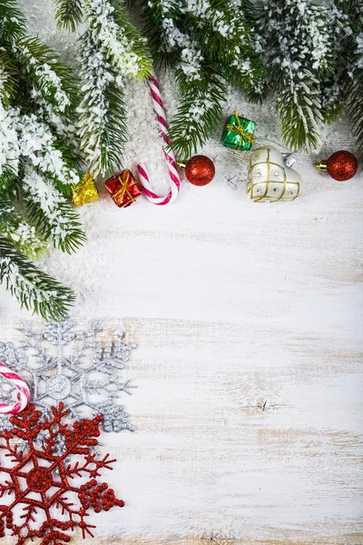 Vánoční ozdoby, dárky a jedle pobočky ve sněhu na w — Stock fotografie