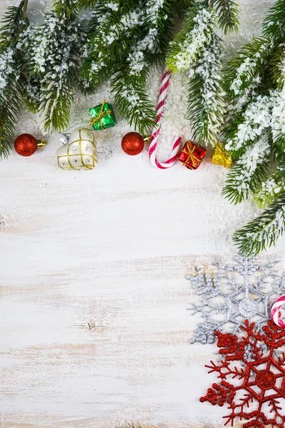 Kerstversiering, giften en Spar takken in de sneeuw op een w — Stockfoto