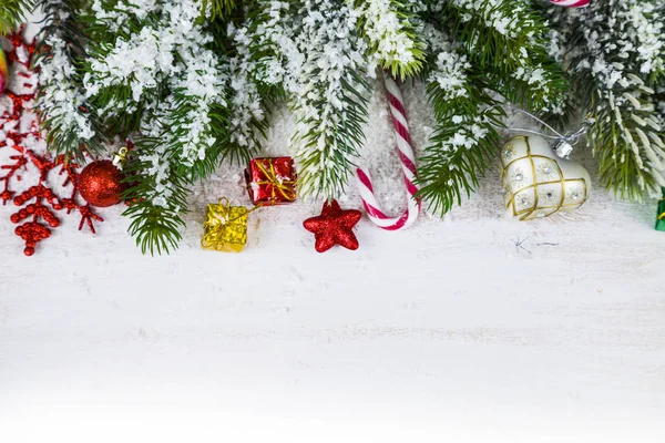 Vánoční ozdoby, dárky a větve jedle na dřevěný stůl. — Stock fotografie