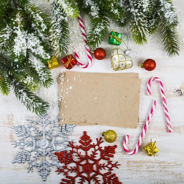 Decoração de Natal e papel velho na mesa de madeira marrom. Snowfl — Fotografia de Stock
