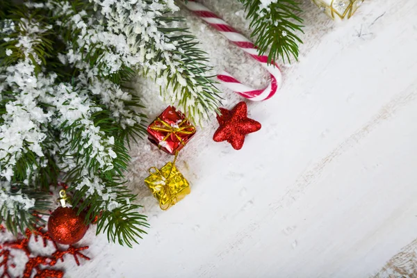 Decorações de Natal, presentes e ramos de abeto em uma mesa de madeira . — Fotografia de Stock