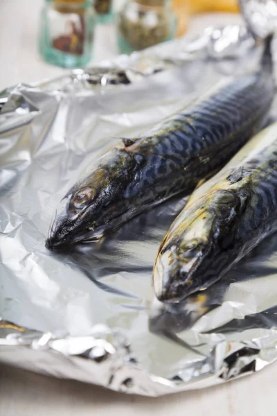 Raw mackerel in foil close up. Preparation of fresh fish. — Stock Photo, Image