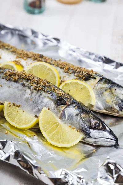 Raw mackerel in foil close up. Preparation of fresh fish. — Stock Photo, Image