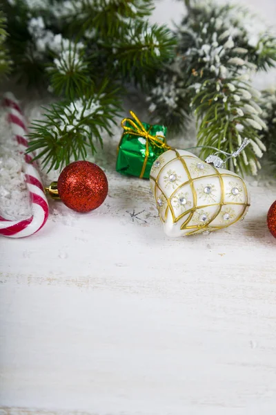Різдвяні прикраси, подарунки та ялинкові гілки на снігу на w — стокове фото