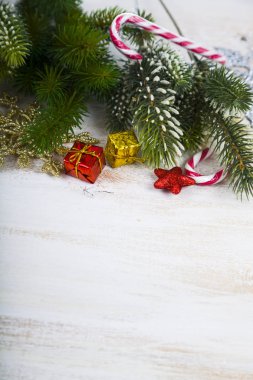 Noel süsleri, hediyeler ve köknar ahşap bir masa dallarda.