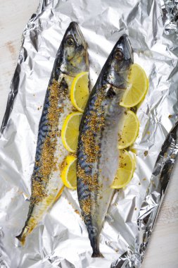 Folyo ham uskumru kapatın. Taze balık hazırlanması.