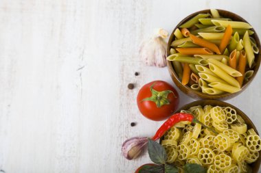 Makarna ve malzemeler: biber, domates, fesleğen, sarımsak ve parsle