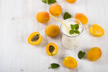 Güler yüzlü veya ahşap bir masa üzerinde yaban mersini ile yoğurt. Lezzetli