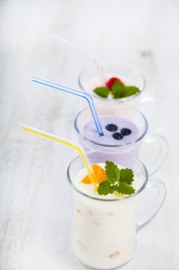 Smoothies veya taze çilek ile yoğurt. Raspberr ile milkshakes