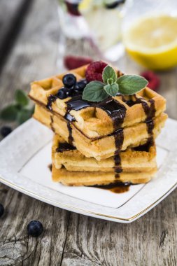 Ahududu, yaban mersini ve nane, Belçika waffle kaplı 