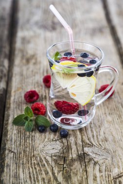 Ahşap bir masa üzerinde taze çilek ile ev yapımı limonata. Kokteyl 