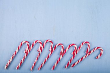 baston şekerler ahşap arka plan üzerinde.  