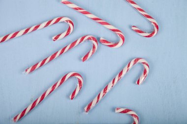 baston şekerler ahşap arka plan üzerinde.  