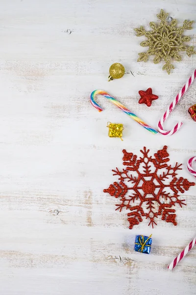 나무 테이블에 크리스마스 장식입니다. 눈송이, 선물, cand — 스톡 사진
