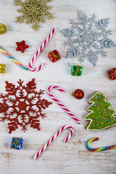 Dekorację świąteczną na drewnianym stole. Płatki śniegu, prezenty, cand — Zdjęcie stockowe