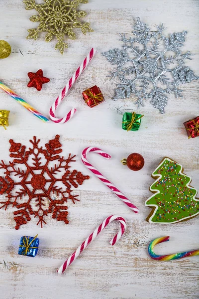 Décoration de Noël sur une table en bois. Flocons de neige, cadeaux, cand — Photo