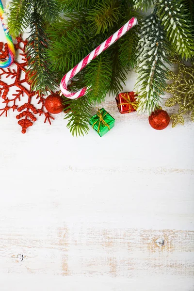 Decoraciones navideñas, regalos y ramas de abeto en una mesa de madera . — Foto de Stock