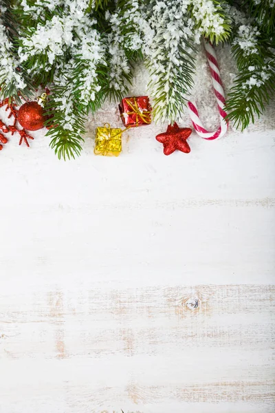 Juldekorationer, gåvor och fir grenar på ett träbord. — Stockfoto