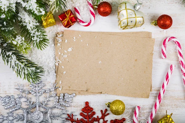 Karácsonyi dekoráció és a régi könyv barna fából készült asztal. Snowfl — Stock Fotó