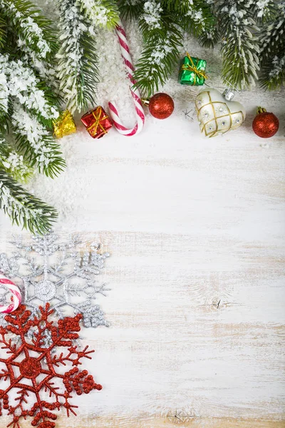 Weihnachtsdekoration, Geschenke und Tannenzweige im Schnee auf einem — Stockfoto