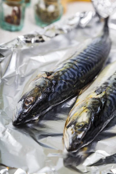 Raw mackerel in foil close up. Preparation of fresh fish. — Stock Photo, Image