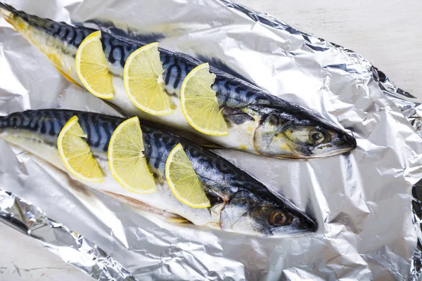 Raw mackerel in foil close up. Preparation of fresh fish. — Stock Photo, Image