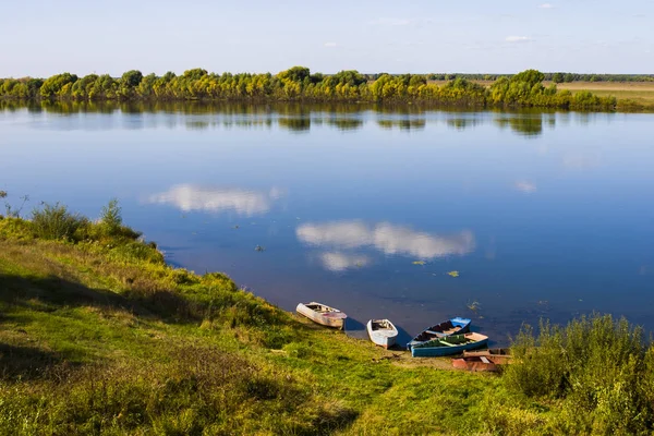 Piękny krajobraz z rzeką i niebieski niebo z chmurami. Łodzie — Zdjęcie stockowe