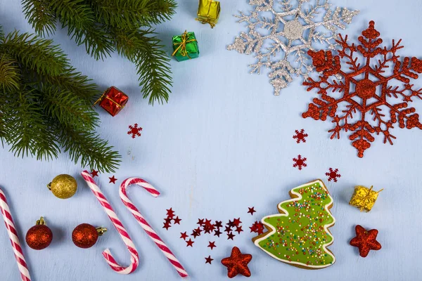 Sneeuwvlokken, snoepjes, giften en Spar takken op een houten tafel. CH — Stockfoto