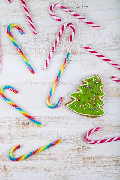 Pan de jengibre y bastones de caramelo sobre fondo de madera. Navidad s — Foto de Stock