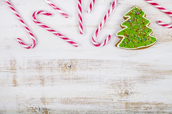 木製の背景にジンジャーブレッドやキャンディー杖。クリスマス s — ストック写真